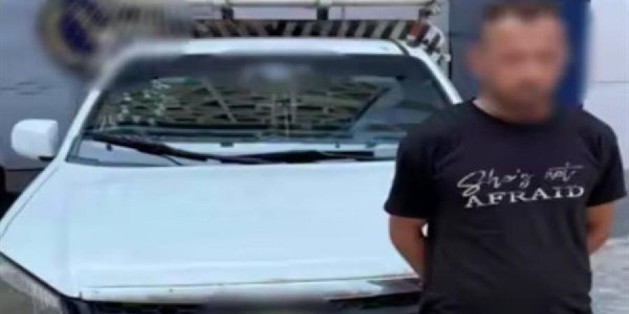 ركاب فوق الصندوق، سقوط سائق ربع نقل عرض حياة المواطنين للخطر بالمقطم - النيل نيوز