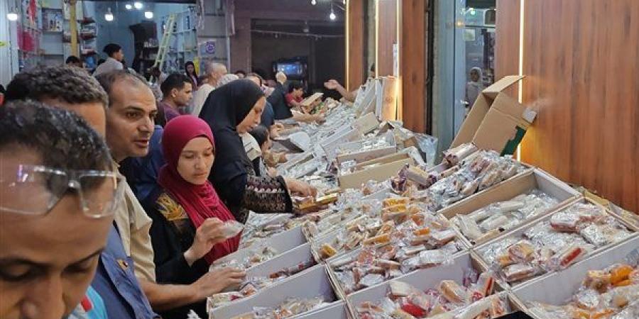 الكيلو بـ 120 جنيها، زحام على شراء حلوى المولد النبوي قرب المسجد الأحمدي بطنطا (فيديو) - النيل نيوز