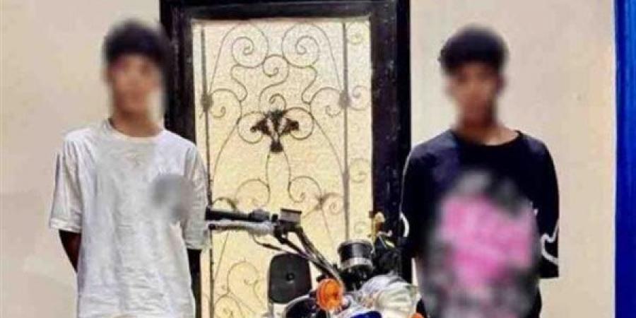 فيديو على السوشيال ميديا يوثق لحظة سرقة هاتف أحد الأشخاص بأسوان والأمن يضبط المتهمين - النيل نيوز