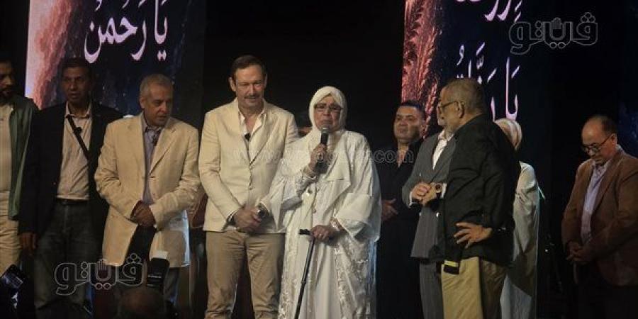ياسمين الخيام تفاجئ جمهور احتفالية "مدد يا رسول الله" وتتضرع بالدعاء لمصر (صور) - النيل نيوز