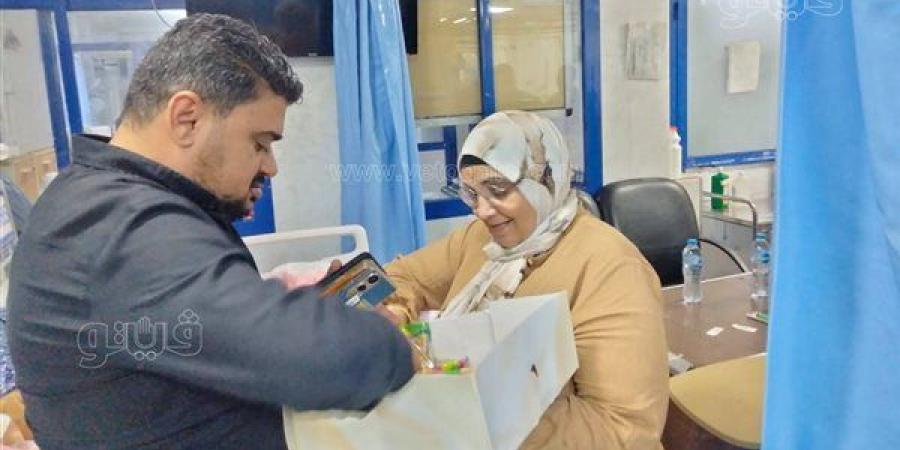 وكيل صحة مطروح يهنئ مرضى الغسيل الكلوي بالمولد النبوي ويسلمهم بطاقات الأولوية الطبية - النيل نيوز