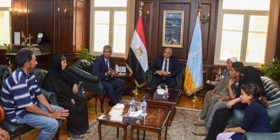 محافظ الإسكندرية يكرم أسرة عامل نظافة راح ضحية حادث سير خلال عمله - النيل نيوز