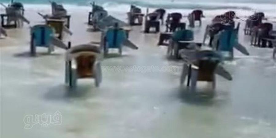 غلق شواطئ البحر المفتوح في مطروح بسبب ارتفاع الأمواج - النيل نيوز