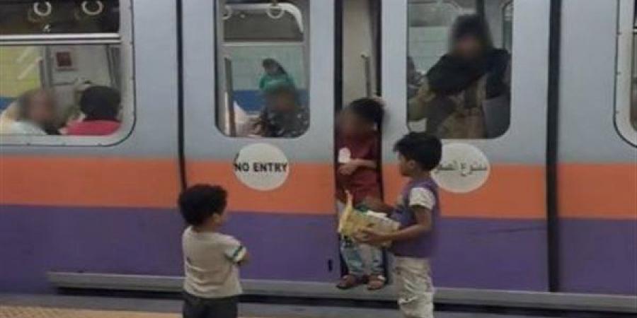 لقطة مؤثرة تنتهي بتدخل الأمن، شجاعة طفل في إنقاذ شقيقيه داخل محطة مترو - النيل نيوز