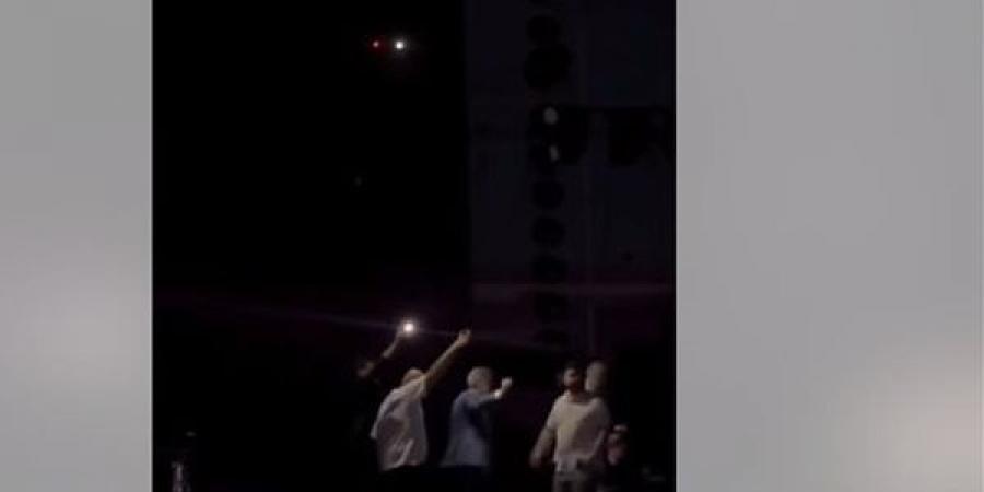خرج على ضوء كشافات الهواتف، انقطاع الكهرباء ينهي حفلة مروان خوري في دمشق (فيديو) - النيل نيوز