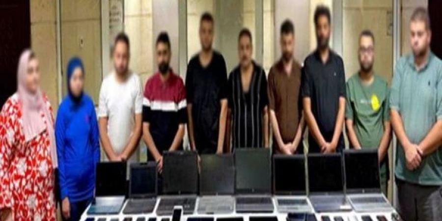 ليلة سقوط عصابة «الساعة الذكية»، 10 متهمين احتالوا على المواطنين بسرقة الحسابات البنكية - النيل نيوز