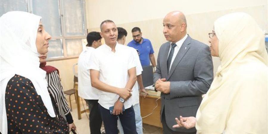 نائب رئيس جامعة قنا يتفقد أعمال الكشف الطبي للطلاب الجدد (صور) - النيل نيوز