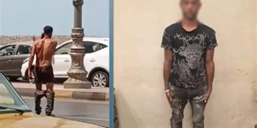 ضبط شخص ظهر في فيديو يخلع ملابسه بأحد شوارع الإسكندرية.. والتحريات تكشف معاناته من اضطراب نفسي - النيل نيوز