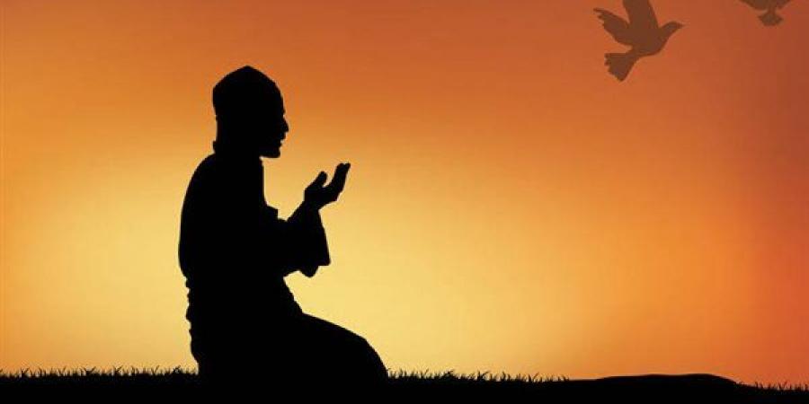 أمين الفتوى يوضح حكم الصلاة بتيشيرت حمالات وبرمودا (فيديو) - النيل نيوز