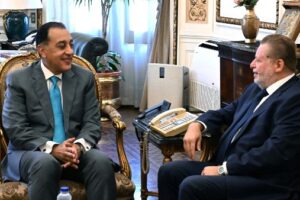 مدبولي ومحافظ البنك المركزي يتناولان قضايا الاستقرار المالي وارتفاع تحويلات المصريين بالخارج إلى 29.7 مليار دولار
