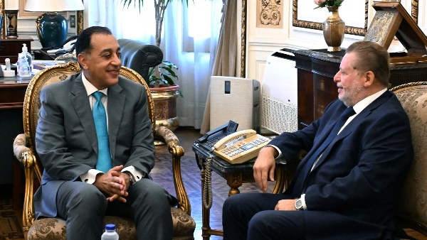 مدبولي ومحافظ البنك المركزي يتناولان قضايا الاستقرار المالي وارتفاع تحويلات المصريين بالخارج إلى 29.7 مليار دولار