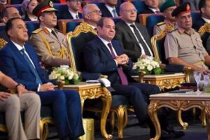 الرئيس السيسي يدعو الأسر المصرية للتعاون مع الدولة في حماية الأطفال من مخاطر وسائل التواصل الاجتماعي