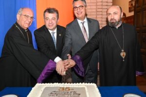 وزير التموين يشارك في احتفالية الذكرى الخامسة والثلاثين لاستقلال أرمينيا بمنطقة السفارة