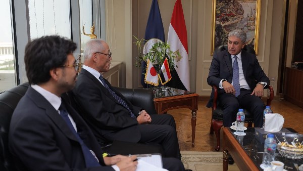 وزير السياحة يلتقي بالسفير الياباني في القاهرة لمناقشة سبل تعزيز التعاون السياحي والأثري بين مصر واليابان