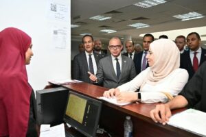 وزير الاستثمار يقوم بجولة في مركز خدمات المستثمرين بمدينة جمصة