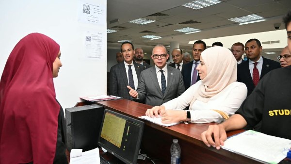 وزير الاستثمار يقوم بجولة في مركز خدمات المستثمرين بمدينة جمصة