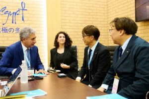 وزير السياحة يلتقي منظمي الرحلات وشركات السياحة اليابانية لتعزيز برامج الإقامة السياحية
