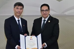 جامعة القاهرة تُمنح لقب الأستاذية الفخرية من جامعة شنغهاي للدراسات الدولية