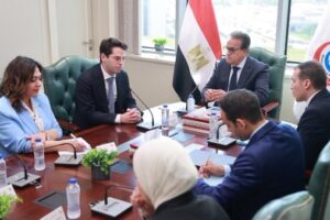 وزير الصحة المصري يناقش تطوير خدمات الإسعاف الجوي عبر الطائرات الهليكوبتر