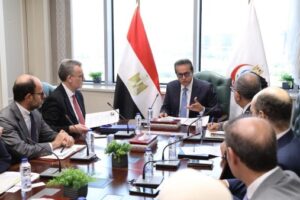 «الصحة» تستعرض تمويل مشروعاتها مع بنك الاستثمار الأوروبي في إطار تطوير مدينة طبية وتأمين شامل