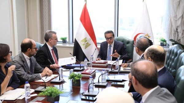 «الصحة» تستعرض تمويل مشروعاتها مع بنك الاستثمار الأوروبي في إطار تطوير مدينة طبية وتأمين شامل