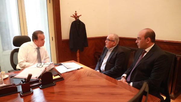 وزير الصحة يعقد لقاءً مع رئيس الهيئة العامة للتأمين الصحي لمناقشة التطورات الحالية