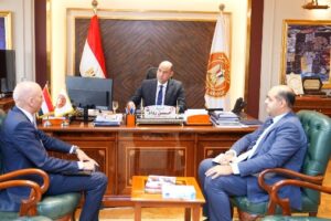 وزير العمل يجري محادثات مع السفير المصري في لبنان حول قضايا العمالة المصرية