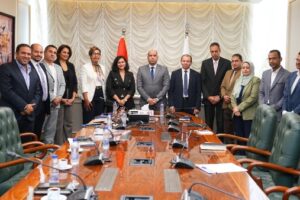 وزير العمل يستعرض استراتيجيات تنظيم سوق التوظيف الإلكتروني ومنصات العمل الرقمية