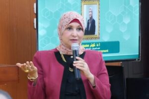 نقابة التمريض تكرم الممرض علي محمد بعد مشاركته في صلاة مع مسن