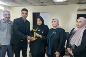 نقابة المهن الصحية تكرم ممرضاً بمنحة دراسية رغم وفاة المسن