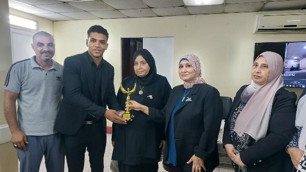نقابة المهن الصحية تكرم ممرضاً بمنحة دراسية رغم وفاة المسن