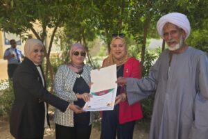 تكريم سيد موسى من قبل كوثر محمود لتبرعه بأشجار مدرسة الضبعة للتمريض