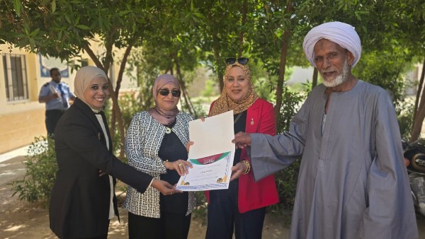 تكريم سيد موسى من قبل كوثر محمود لتبرعه بأشجار مدرسة الضبعة للتمريض
