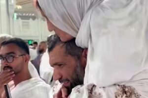 رجل يحمل والدته على كتفيه خلال العمرة في مشهد مؤثر يلامس القلوب