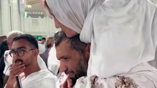 رجل يحمل والدته على كتفيه خلال العمرة في مشهد مؤثر يلامس القلوب