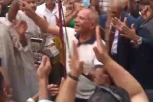 أحمد موسى يرقص بالعصا على نغمات «يا حبيبتي يا مصر» وسط عائلته في شطورة