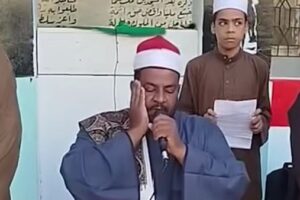 معلم أزهري يتألق بتلاوة مؤثرة أمام الطلاب في طابور الصباح