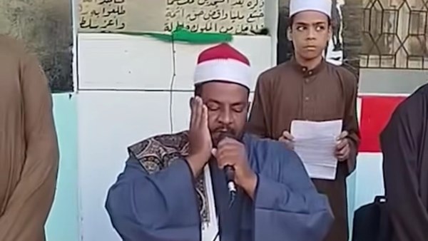 معلم أزهري يتألق بتلاوة مؤثرة أمام الطلاب في طابور الصباح
