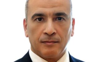 تجديد تعيين علاء قاسم في منصب أمين مجلس الوزراء بموجب قرار جمهوري
