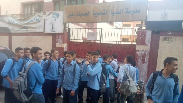غضب طلاب مدرسة بالمنيا بعد منعهم من الدخول بسبب تأخرهم 5 دقائق