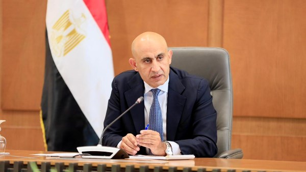 إجراءات عاجلة ضد طالب صور معلمًا داخل المدرسة تؤدي لفصله عامًا دراسيًا كاملاً
