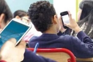 قرار فصل عام لأي طالب يلتقط صورة مع معلمه: خبير تربوي يعتبره عقاباً مناسباً للمخالفة