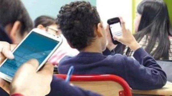 قرار فصل عام لأي طالب يلتقط صورة مع معلمه: خبير تربوي يعتبره عقاباً مناسباً للمخالفة