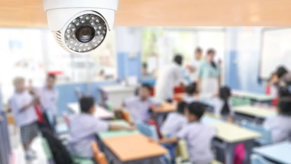 خبير تربوي يدعو لتركيب كاميرات مراقبة في جميع مدارس مصر لمواجهة المخالفات