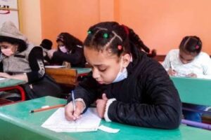 أولياء أمور يعبّرون عن قلقهم من تزايد التقييمات في المرحلة الابتدائية بمصر ويؤكدون أن التطوير لا يجب أن يُعني التعقيد