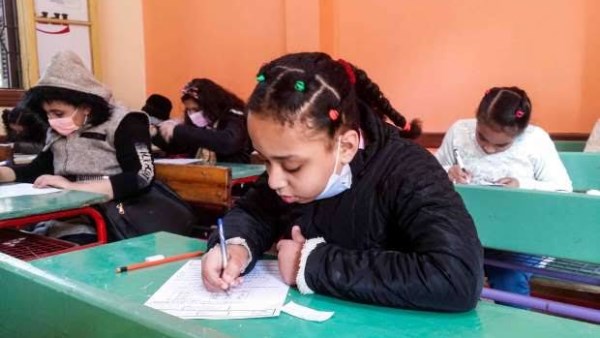 أولياء أمور يعبّرون عن قلقهم من تزايد التقييمات في المرحلة الابتدائية بمصر ويؤكدون أن التطوير لا يجب أن يُعني التعقيد