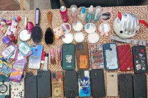 جدل واسع حول صورة تفتيش حقائب طلاب إحدى المدارس وأمهات مصر تندد بطريقة العرض