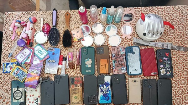 جدل واسع حول صورة تفتيش حقائب طلاب إحدى المدارس وأمهات مصر تندد بطريقة العرض
