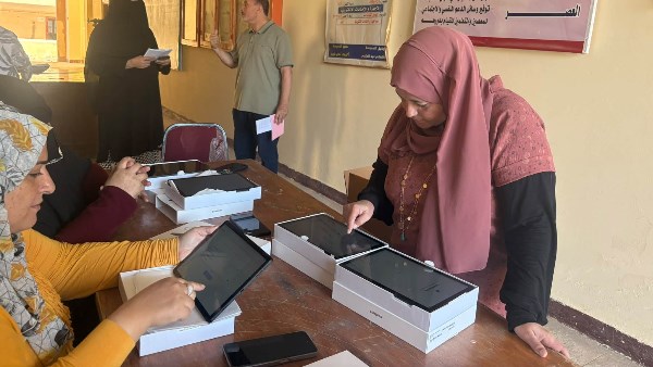 أجهزة تابلت جديدة لطلاب أولى ثانوي تصل المدارس وتفعيلها يبدأ قبل التسليم للطلاب|صور