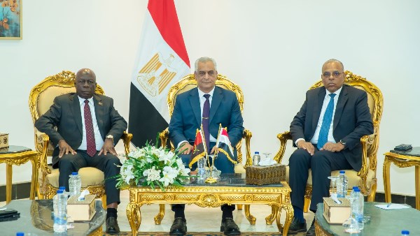 جمبلاط يلتقي رئيس المكتب العسكري لأنجولا لتعزيز الشراكة في الصناعات الدفاعية